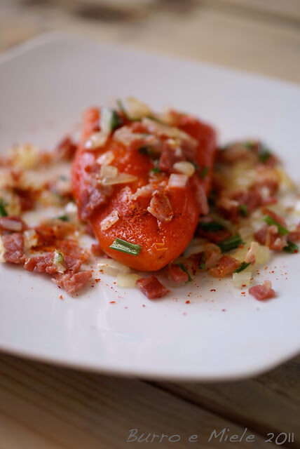 Peperoni cornetti ripieni di composta di tonno, con pancetta e piment d’Espelette AOC