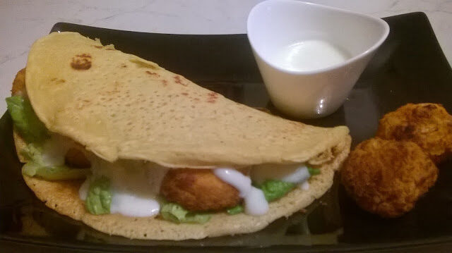 PIADINA DI CECI CON POLPETTE DI LUPINI E SALSA ALLO YOGURT