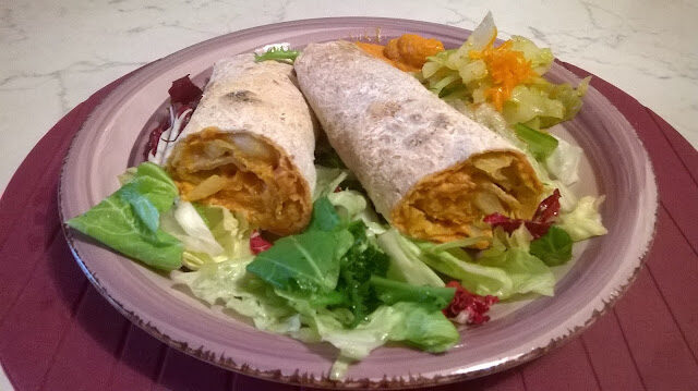 PIADINA INTEGRALE FARCITA CON VERDURE AL SESAMO E CREMA PICCANTE DI CECI E PEPERONI