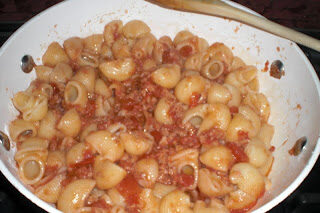 Pipe rigate con salsa di pomodoro e tonno