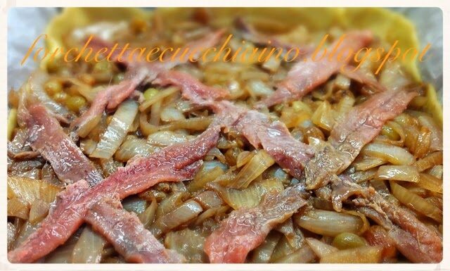 Pissaladiere – Tortino alle cipolle uvetta e acciughe con erbette diProvenza
