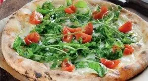 pizza con pomodorini rucola