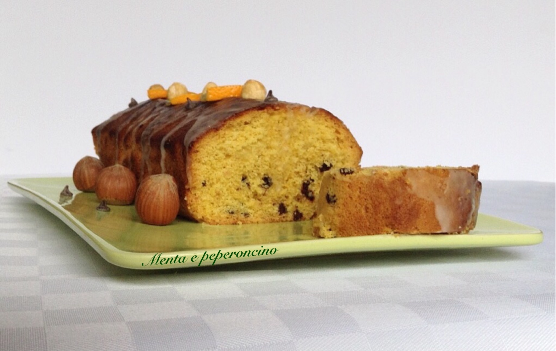 Plumcake con gocce al cioccolato e nocciole