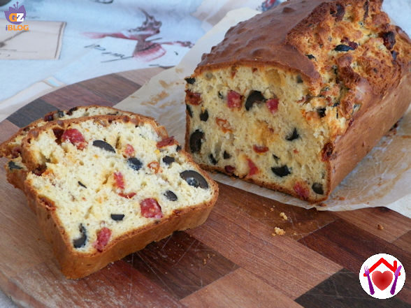 Plumcake salato con olive, pomodori secchi e salamino piccante