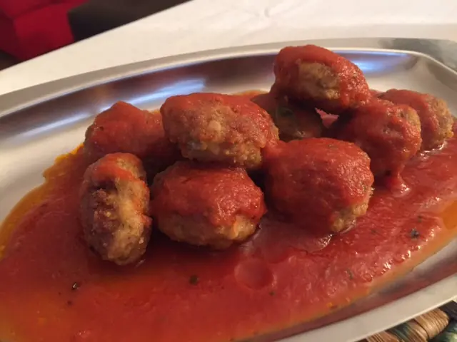 Polpette di carne alle olive con salsa al pomodoro