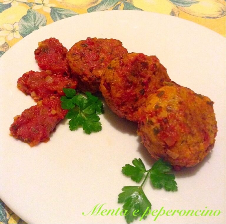 Polpette di fagioli e pancetta al sugo