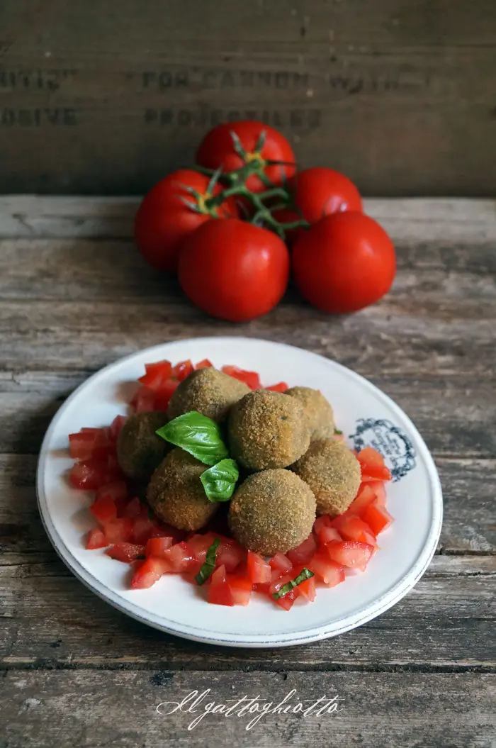 Polpette di melanzane con concassè di pomodoro e basilico