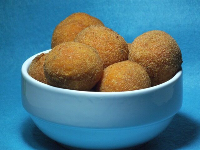 Polpette di merluzzo e patate cotte al forno