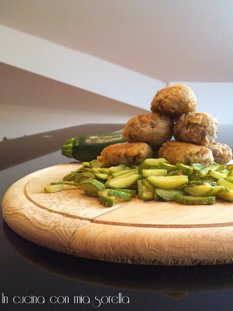 Polpette in piramide su letto di zucchine