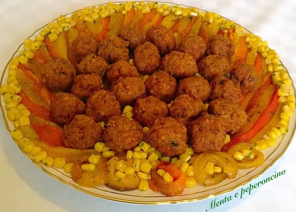 Polpette rosse con peperoni e mais