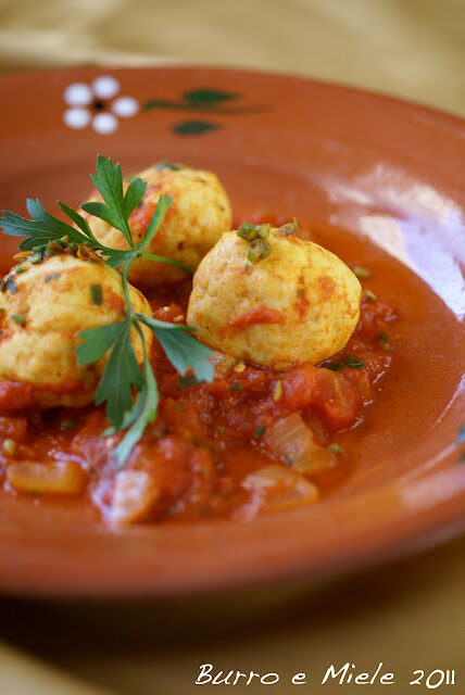 Polpette speziate di pesce in salsa di pomodoro, speziata anche lei