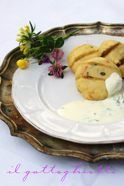 Polpettine di patate alla brace con salsa allo yogurt e timo selvatico