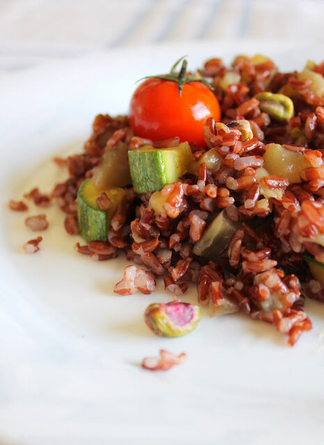 Quando il Cibo è Salute: Insalata di Riso Rosso con Verdure e Pistacchi