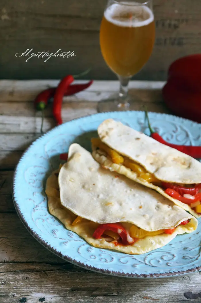 Quesadillas con peperoni e formaggio