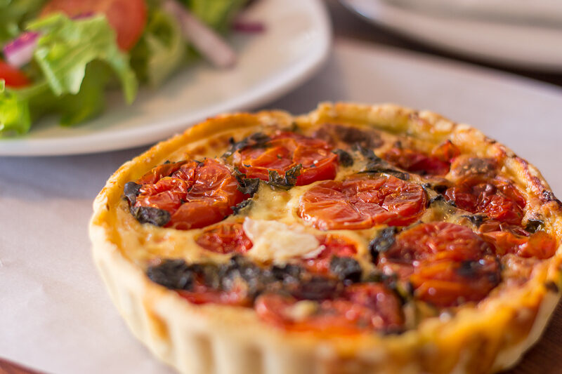 Quiche napoletana con pomodoro, mozzarella e basilico