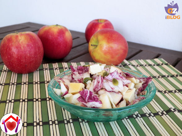 Radicchio, mele, formaggio e semi di zucca