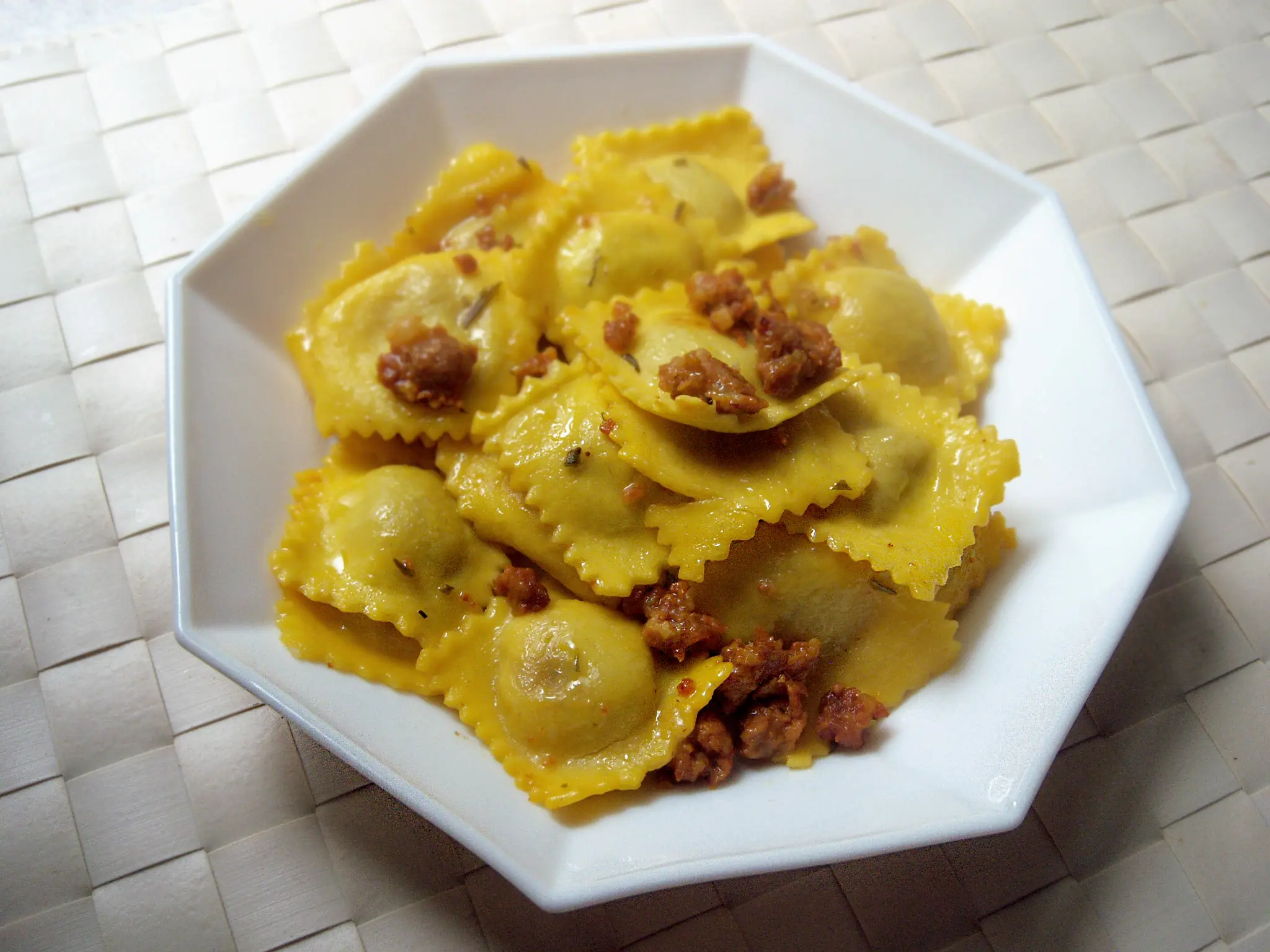Ravioli con salsiccia e zafferano