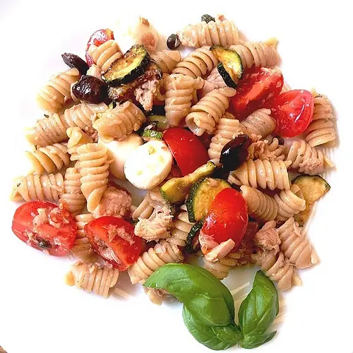 Ricetta estiva: pasta fredda con zucchine, mozzarella, pomodorini tonno e olive