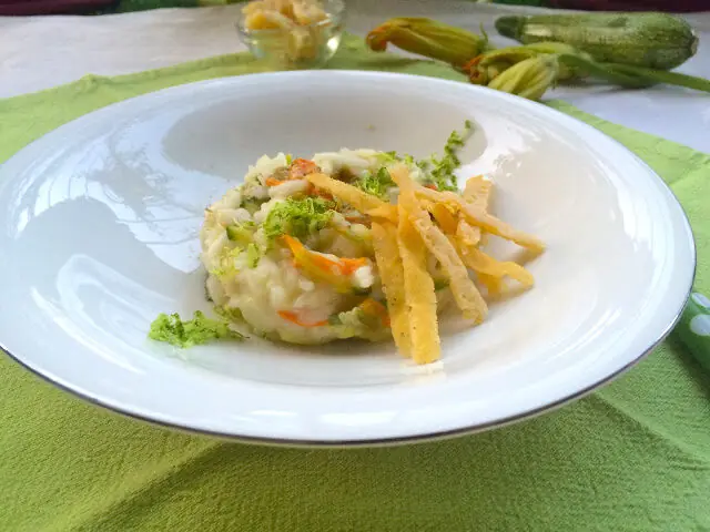 Risotto al doppio Parmigiano e lime con zucchine e i loro fiori
