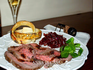 Roast beef all’inglese con cipolle di Tropea in agrodolce e anelli di sfoglia