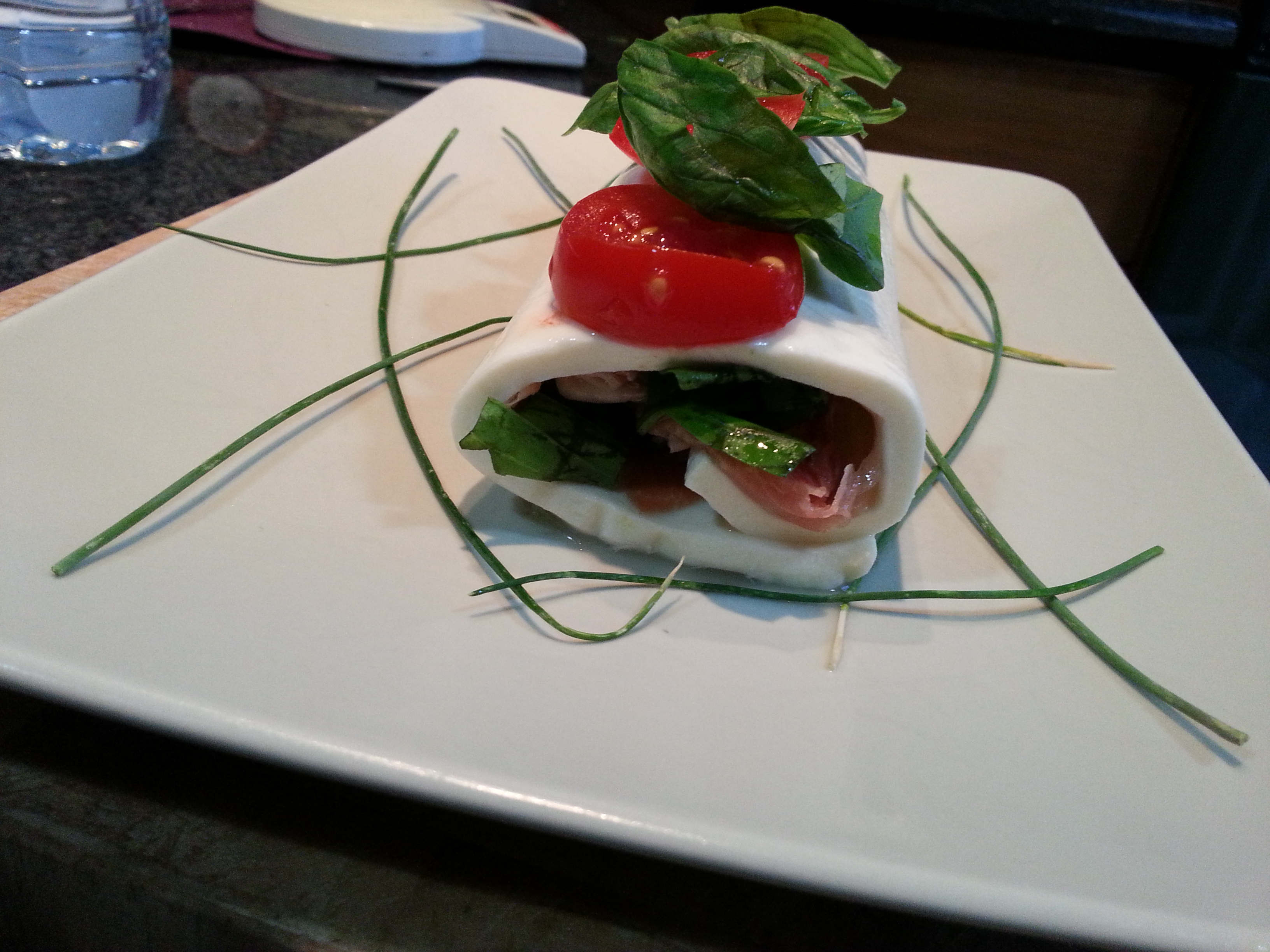 Rotolo di mozzarella con crudo e insalata