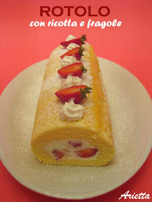Rotolo di pasta biscotto con ricotta e fragole