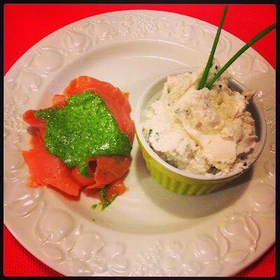 Salmone affumicato con pesto di rucola e ricotta