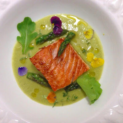 Salmone alla piastra su crema di asparagi e yogurt