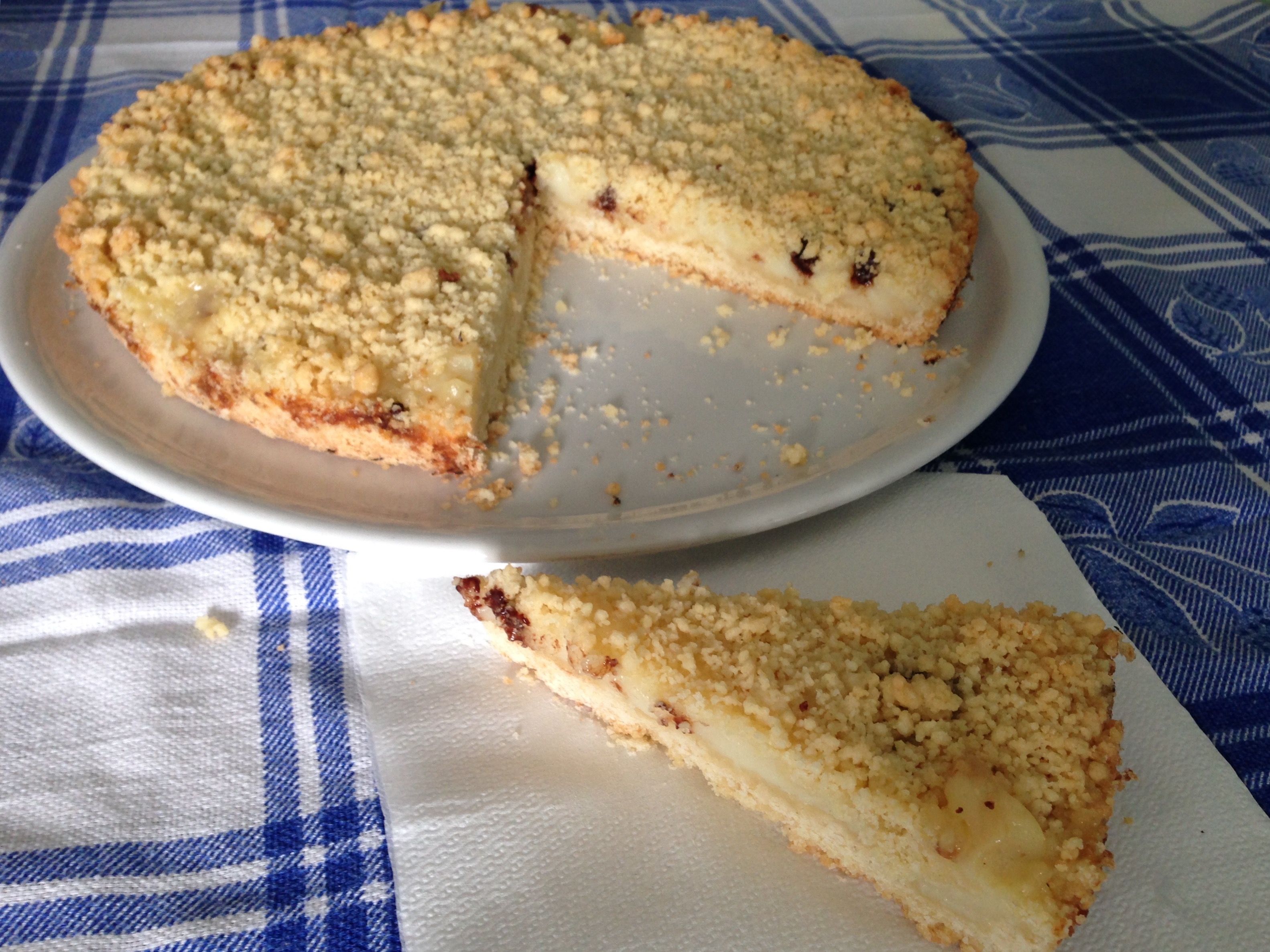 Sbriciolata con crema al latte e gocce di cioccolato