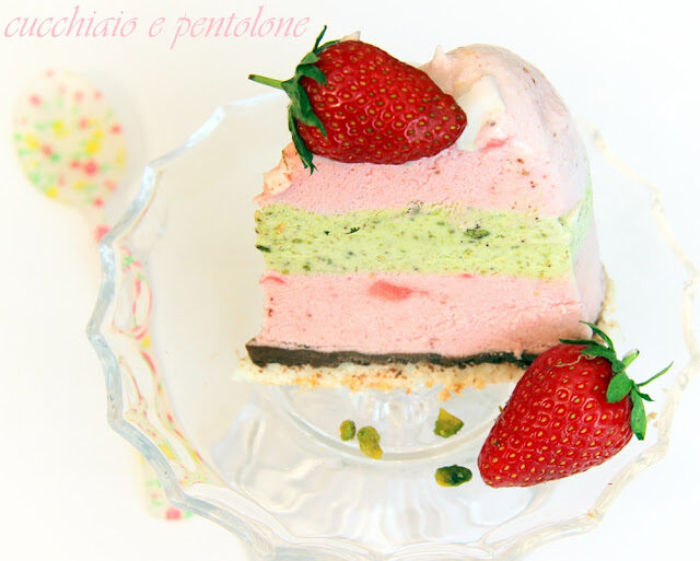 semifreddo alle fragole e pistacchi con dacquoise al cocco e ganache al cioccolato