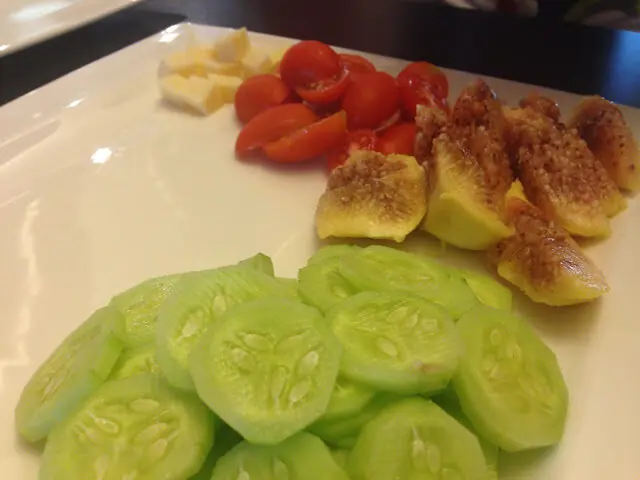 Senza Bimby, Emmental, Pomodorini, Fichi, Cetrioli, Piselli, Uova Strapazzate con Emmental, Pesce Spada a Cubetti, Patate al Vapore