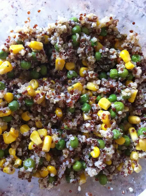 Senza Bimby, Quinoa Bianca, Quinoa Rossa e Miglio con Piselli, Mais e Gamberetti