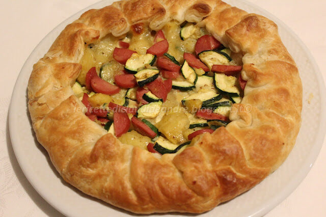 Sfoglia ripiena con patate, zucchine e wurstel…