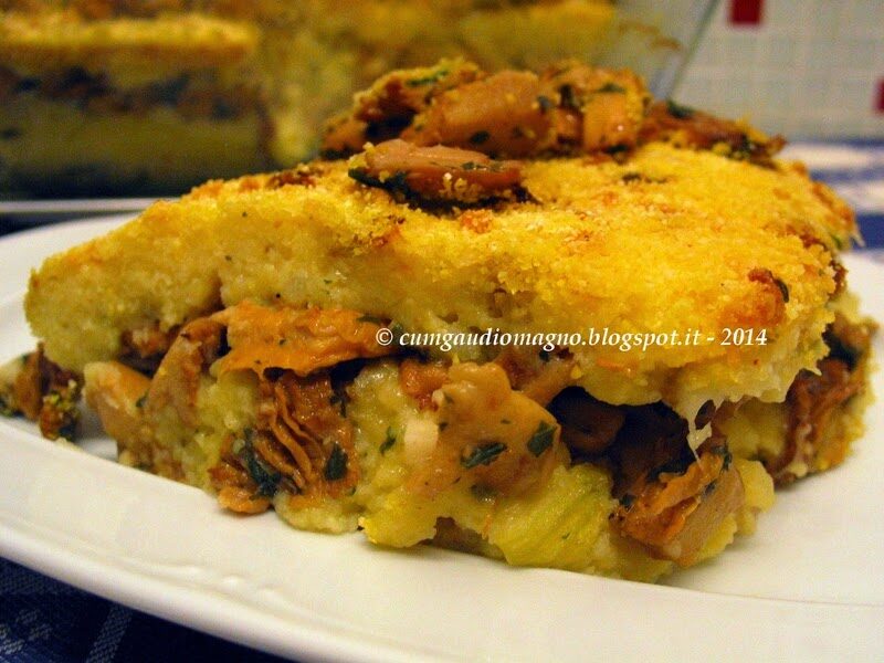 Sformato di funghi e formaggio al vetro con fiori di zucca e pomodori secchi
