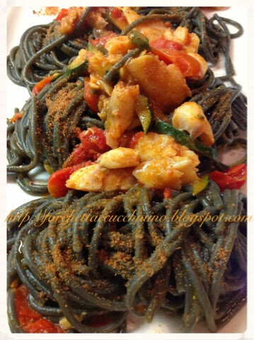 Spaghetti al nero di seppia con orata, zucchine e bottarga
