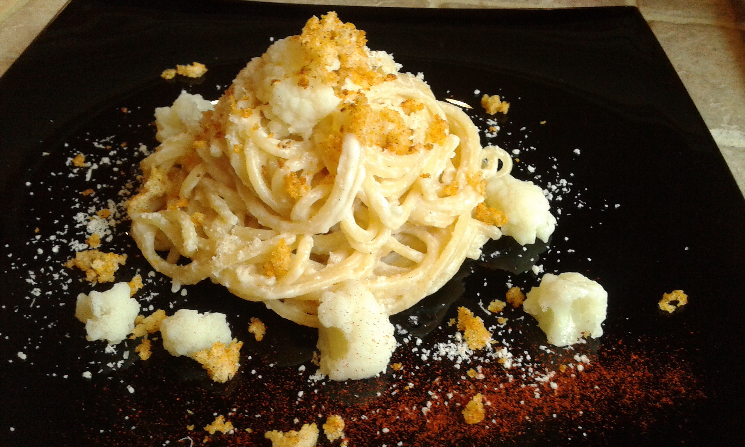Spaghetti con crema di cavolfiore e briciole croccanti alla paprika