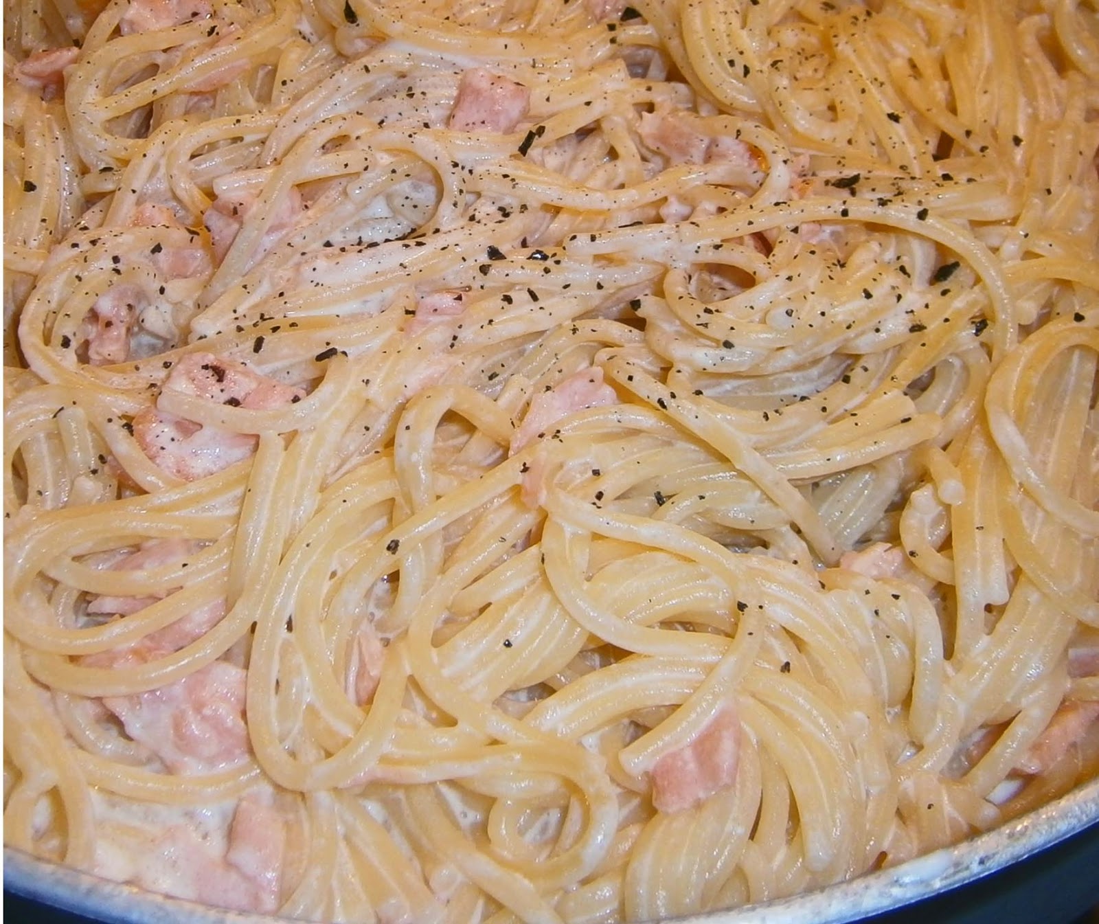Spaghetti con panna, salmone e sale nero