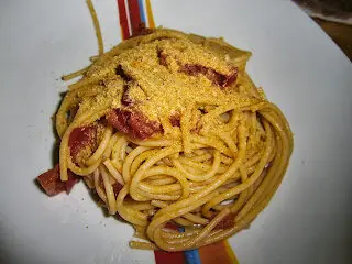 Spaghetti con pomodori, acciughe e pane croccante