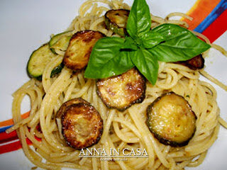 Spaghetti con zucchine e olio al pesto