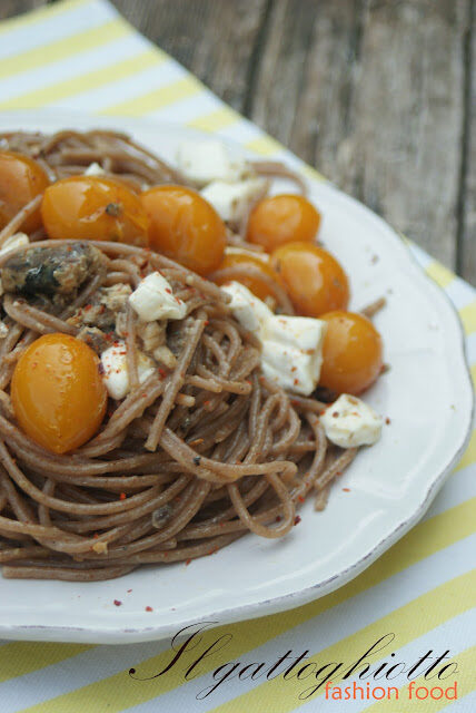 Spaghetti di farro piccanti con sardine e pomodorini datterini gialli