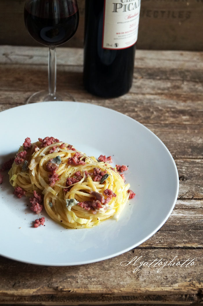 Spaghetti di Gragnano con gorgonzola, salame di turgia e cavolo cappuccio