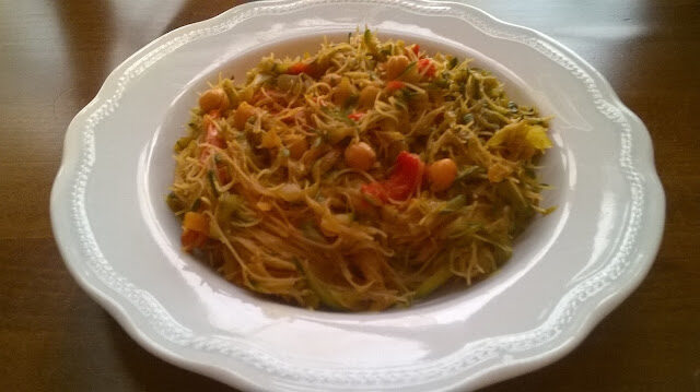 SPAGHETTI DI RISO CON VERDURE E CECI
