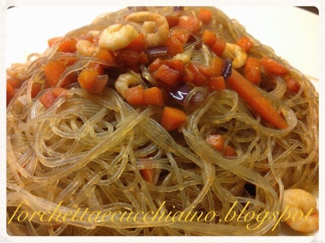 Spaghetti di soja con gamberi e verdure