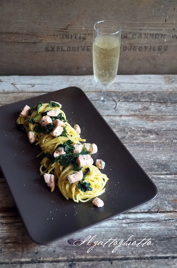 Spaghettini con besciamella al curry, salmone e spinaci saltati