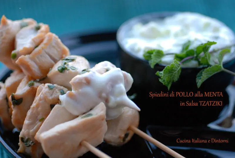Spiedini di pollo alla menta su salsa Tzatziki