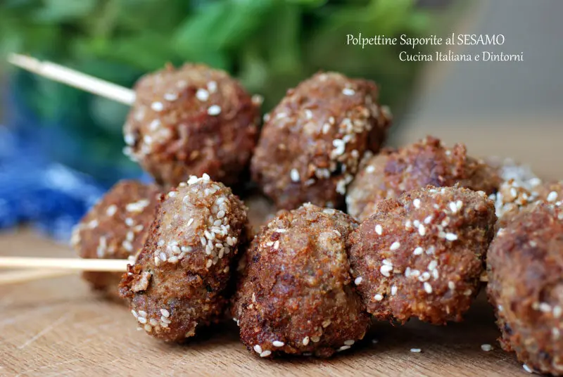 Spiedini di Polpette Saporite al Sesamo