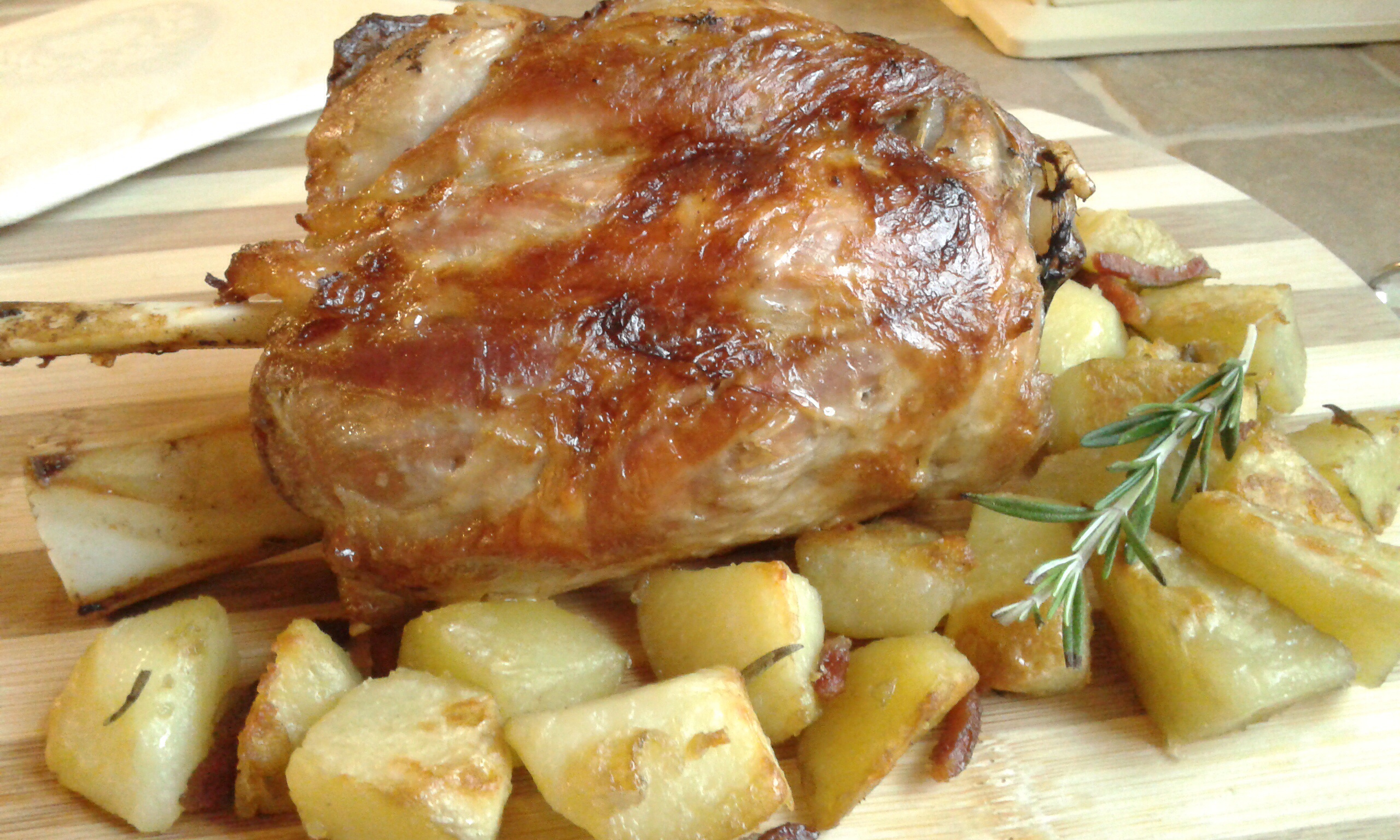 Stinco arrosto con patate rosse
