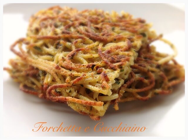 Street food: frittata di spaghetti con Olio Corrias alleerbemediterranee