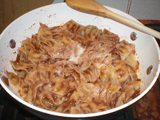 Tacoline con salsa di pomodoro e paté di olive nere