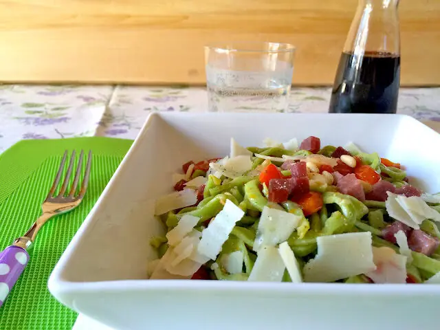 Tagliatelle alla rucola con bresaola, pomodorini e Parmigiano